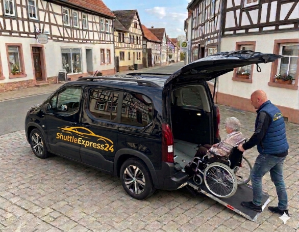 Ein Mann hilft einer älteren Frau im Rollstuhl, aus einem Fahrzeug auszusteigen.